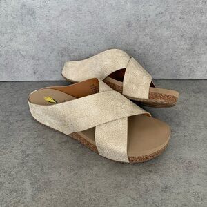 Volatile Footwear Cross-Strap Ablette Sandals Champagne 8